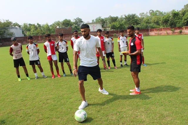 YOUNG FOOTBALLERS PRACTICE SESSION